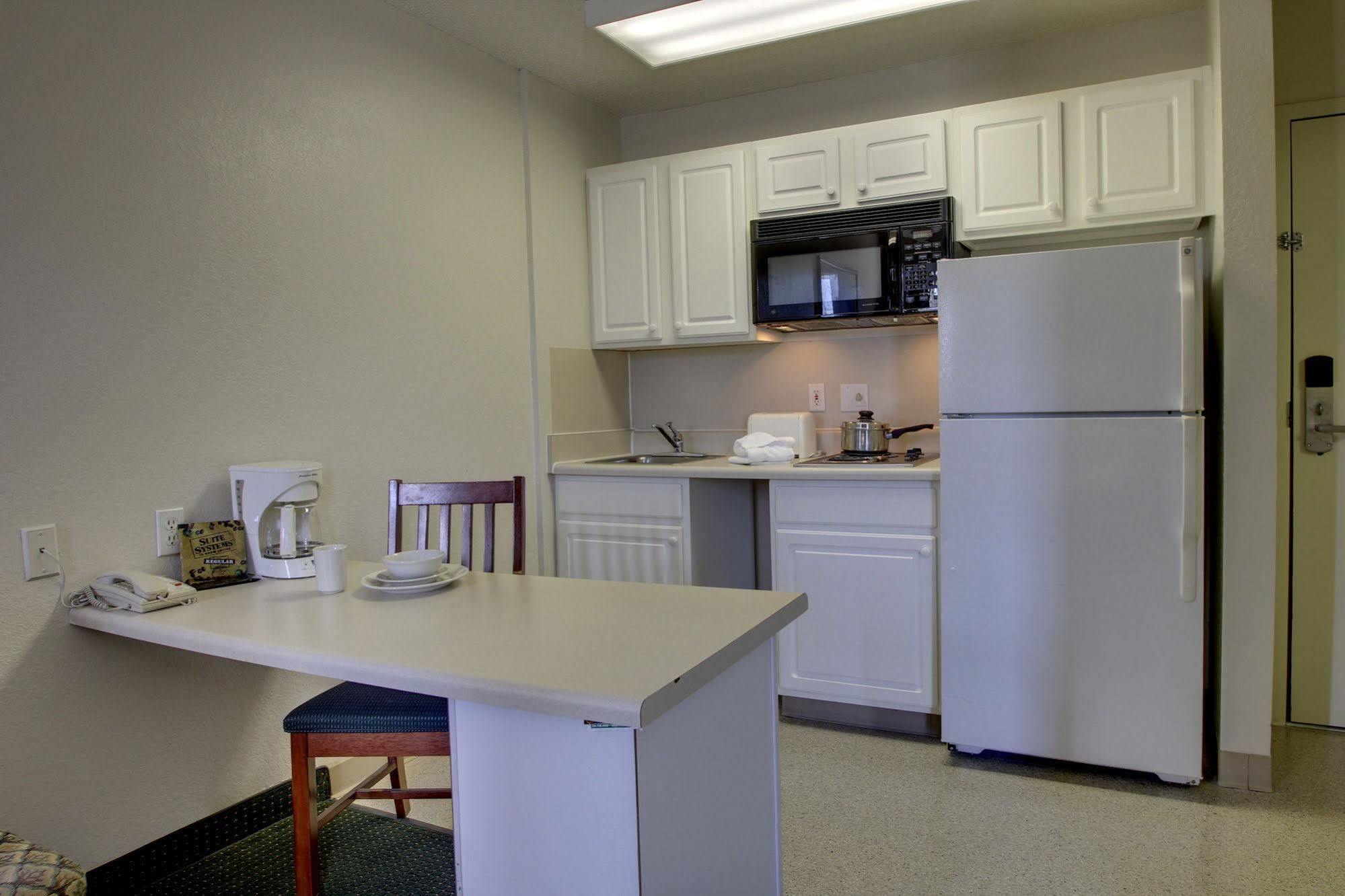Intown Suites Extended Stay Greensboro Nc - Airport Eksteriør bilde
