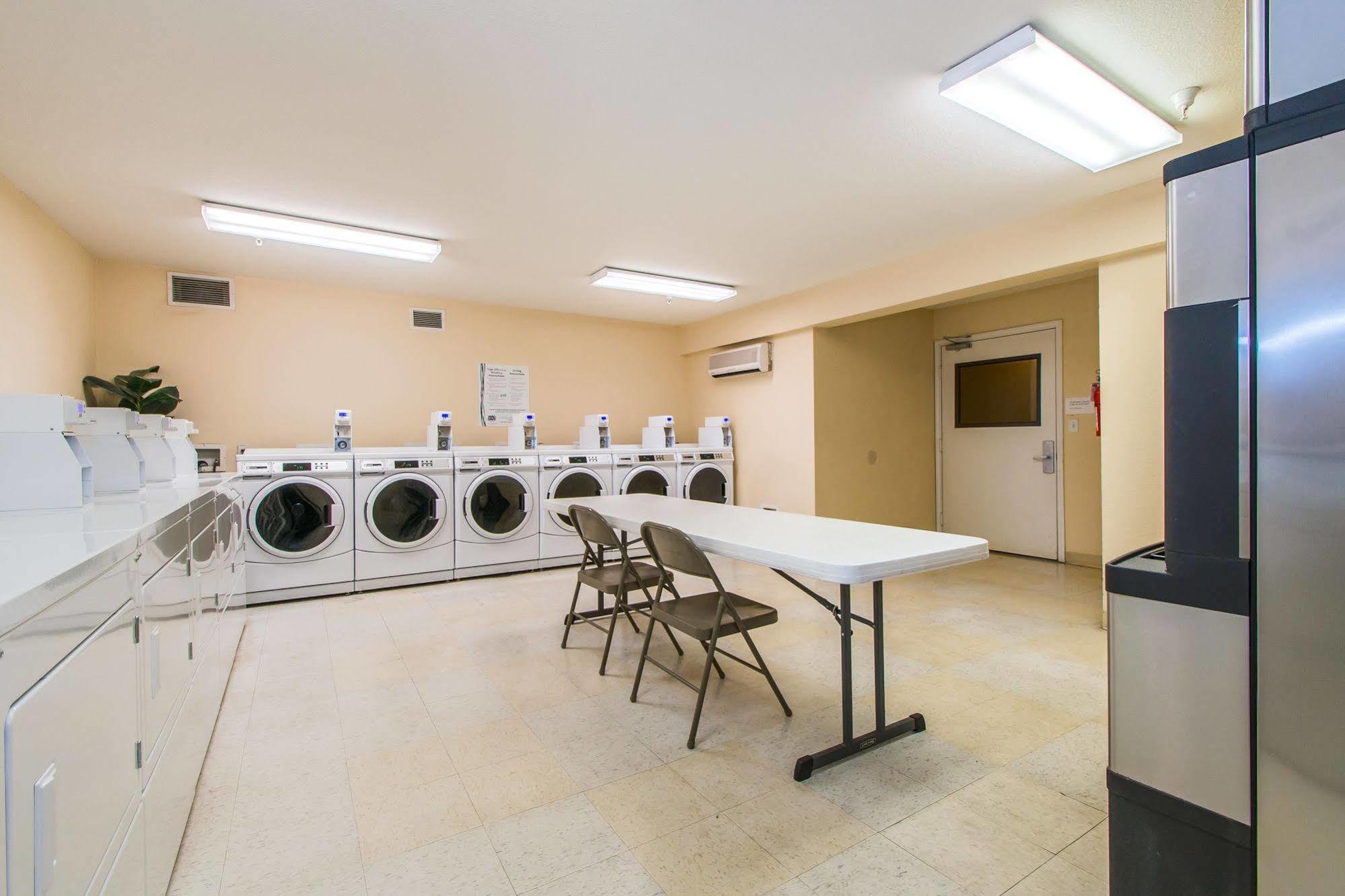 Intown Suites Extended Stay Greensboro Nc - Airport Eksteriør bilde