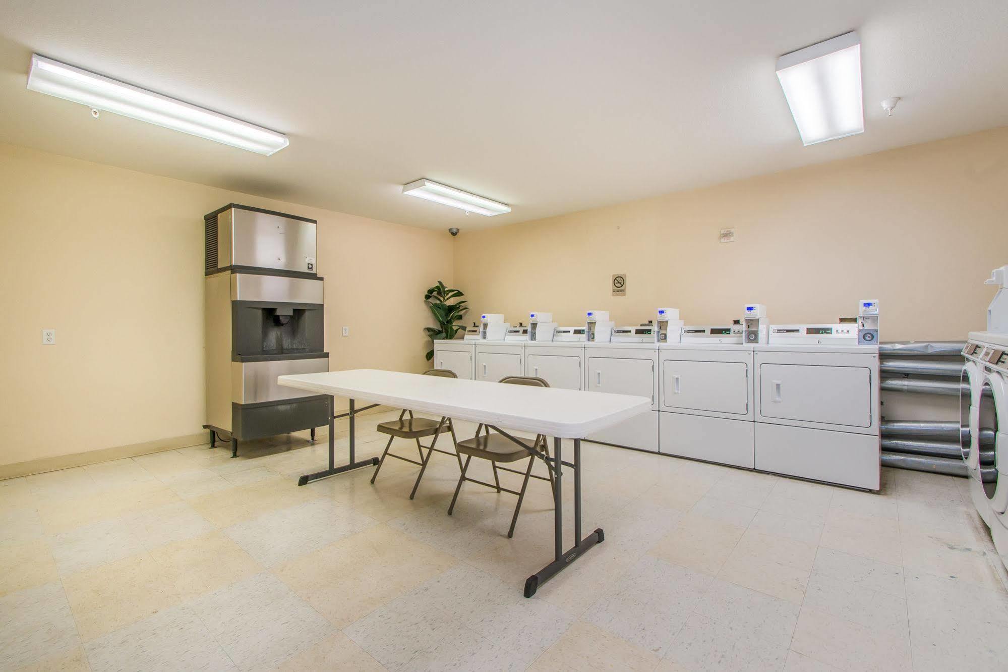 Intown Suites Extended Stay Greensboro Nc - Airport Eksteriør bilde